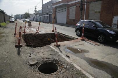 19/08/2021 - PORTO ALEGRE, RS - Obras de duplicação da rua Voluntários da Pátria, em Porto Alegre (Pauta de Jocimar Farina). FOTO: Ronaldo Bernardi / Agência RBS<!-- NICAID(14866309) -->