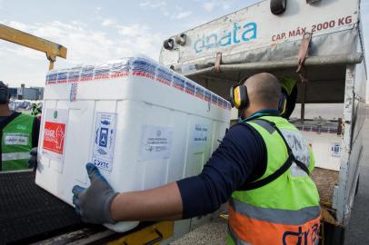 PORTO ALEGRE, RS, BRASIL, 09/08/2021 - Chegada de 60 mil doses de vacina da Coronavac no Estado. FOTO: Felipe Dalla Valle / Palácio Piratini/ DivulgaçãoIndexador: Felipe Dalla Valle<!-- NICAID(14857889) -->