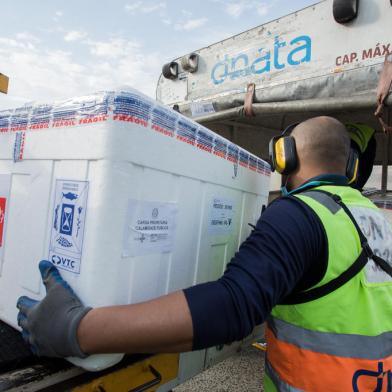 PORTO ALEGRE, RS, BRASIL, 09/08/2021 - Chegada de 60 mil doses de vacina da Coronavac no Estado. FOTO: Felipe Dalla Valle / Palácio Piratini/ DivulgaçãoIndexador: Felipe Dalla Valle<!-- NICAID(14857889) -->