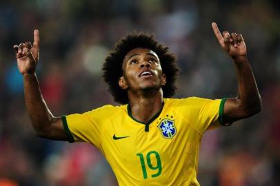 -Brazils forward Willian celebrates after scoring a goal  during a friendly football between Turkey and Brazil on November 12, 2014 at Fenerbahce Sukru Saracoglu stadium in Istanbul. AFP PHOTO/OZAN KOSEEditoria: SPOLocal: IstanbulIndexador: OZAN KOSESecao: SoccerFonte: AFPFotógrafo: STR