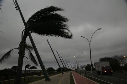 PORTO ALEGRE,RS, BRASIL.Manhã com virada do tempo, com tempo fechado e fortes ventos.(RONALDO BERNAARDI/AGENCIA RBS).<!-- NICAID(14867330) -->