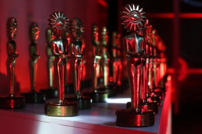 48Âº Festival de Cinema de Gramado 2020 - 26/09/2020 - PalÃ¡cio dos Festivais - CerimÃ´nia de PremiaÃ§Ã£o - Entrega dos Kikitos -  TROFÃU KIKITO -  Idealizado em 1967 pela artista Elisabeth Rosenfeld, a estatueta foi concebida para personificar o Deus do Bom Humor. E Ã© assim que o Festival de Cinema de Gramado segue firme e potente.  / Foto: Edison Vara / AgÃªncia Pressphoto<!-- NICAID(14602288) -->