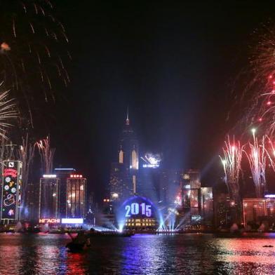 Fireworks explode over Victoria Harbour in Hong Kong on January 1, 2015. Just like previous years, the citys iconic skyline along Victoria Harbour will light up with an eight-minute pyrotechnic display, as tens of thousdands of partygoers will flock to the waterfront to celebrate.    AFP PHOTO / ISAAC LAWRENCEEditoria: LIFLocal: H0NG KONGIndexador: Isaac LawrenceSecao: holiday or vacationFonte: AFPFotógrafo: STR