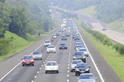 GRAVATAÍ, RS, BRASIL, 31-12-2014: Alta movimentação na BR-290, a Freeway, em direção às praias do Litoral Norte e de Santa Catarina. (FOTO: Ronaldo Bernardi/Agencia RBS, Notícias).