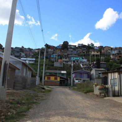 CAXIAS DO SUL, RS, BRASIL, 07/04/2021 -Um projeto de lei a ser encaminhado pelo Executivo à Câmara de Vereadores de Caxias ainda em abril pretende atualizar a legislação para dar celeridade aos processos de regularização fundiária. Estimativa da Secretaria Municipal do Urbanismo (SMU) aponta que atualmente existem cerca de 600 loteamentos irregulares na cidade, que somam juntos mais de 100 mil terrenos. NA FOTO: loteamento Veneto. (Marcelo Casagrande/Agência RBS)<!-- NICAID(14752559) -->