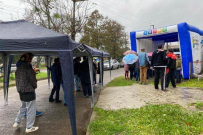 Mesmo com chuva, mais de 200 pessoas fazem fila para feirão de emprego em Porto Alegre<!-- NICAID(14868708) -->