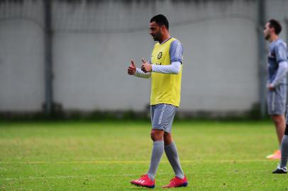 CAXIAS DO SUL, RS, BRASIL, 20/05/2021. Treino do Caxias no campo suplementar. O Caxias irá disputar a série D do Campeonato Brasileiro 2021. Na foto, volante Paulinho Santos. (Porthus Junior/Agência RBS)Indexador:                                 <!-- NICAID(14788641) -->