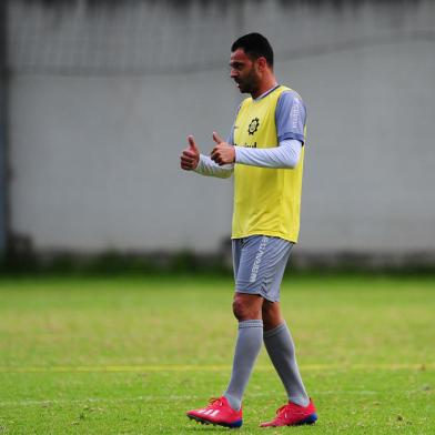 CAXIAS DO SUL, RS, BRASIL, 20/05/2021. Treino do Caxias no campo suplementar. O Caxias irá disputar a série D do Campeonato Brasileiro 2021. Na foto, volante Paulinho Santos. (Porthus Junior/Agência RBS)Indexador:                                 <!-- NICAID(14788641) -->