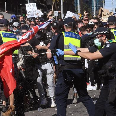 Manifestantes da polícia com spray de pimenta durante uma manifestação anti-bloqueio em Melbourne em 21 de agosto de 2021, em meio ao sexto bloqueio da cidade para conter um surto de coronavírus.William WEST / AFP<!-- NICAID(14868765) -->