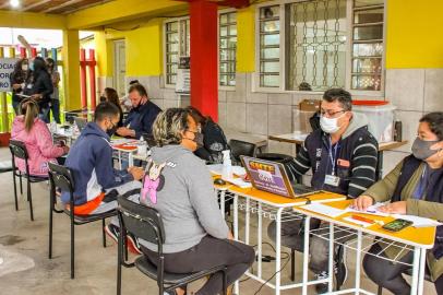 Porto Alegre, RS 21/08/2021: Mais de 400 pessoas foram em busca de uma vaga de trabalho no FeirÃ£o de Empregos realizado pelo Sine Municipal neste sÃ¡bado. Foto: Maria EmÃ­lia Portella/SMDS PMPA<!-- NICAID(14868867) -->