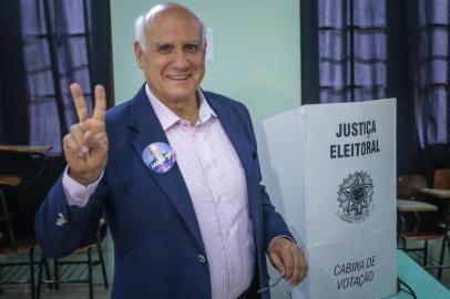 Vieira Votando © 2014O candidato ao senado pelo Estado do Rio Grande do Sul  durante votação na seção 61 da primeira zonal da escola técnica estadual Sen. Ernesto Dornelles, em Porto Alegre. FOTO: Jefferson Bernardes/ Agência PreviewEditoria: POLLocal: Porto AlegreIndexador: Jefferson BernardesSecao: 40Fonte: www.agenciapreview.comFotógrafo: Lasier Martins Votando