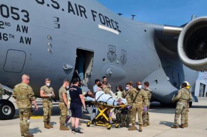 Uma mulher afegã deu à luz em um avião militar dos Estados Unidos durante a evacuação que ocorre em Cabul, no Afeganistão, neste sábado (21). No Twitter, o Departamento de Defesa dos EUA afirmou que a equipe médica deu todo o apoio à mãe e à família para a realização do parto. <!-- NICAID(14868998) -->