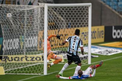 Foto do jogo do Grêmio contra o Bahia pelo Campeonato Brasileiro. Borja tenta gol de cabeça.Foto: Jefferson Botega/Agência RBSIndexador: Jeff Botega<!-- NICAID(14869080) -->