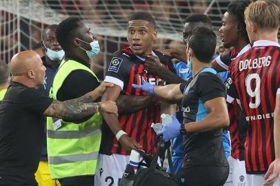 Marseilles Argentine head coach Jorge Sampaoli (R) holds back Nices French defender Jean-Clair Todibo as fans try to invade the pitch during the French L1 football match between OGC Nice and Olympique de Marseille (OM) at the Allianz Riviera stadium in Nice, southern France on August 22, 2021. (Photo by Valery HACHE / AFP)Editoria: SPOLocal: NiceIndexador: VALERY HACHESecao: soccerFonte: AFPFotógrafo: STF<!-- NICAID(14869267) -->