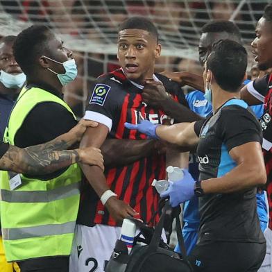 Marseilles Argentine head coach Jorge Sampaoli (R) holds back Nices French defender Jean-Clair Todibo as fans try to invade the pitch during the French L1 football match between OGC Nice and Olympique de Marseille (OM) at the Allianz Riviera stadium in Nice, southern France on August 22, 2021. (Photo by Valery HACHE / AFP)Editoria: SPOLocal: NiceIndexador: VALERY HACHESecao: soccerFonte: AFPFotógrafo: STF<!-- NICAID(14869267) -->