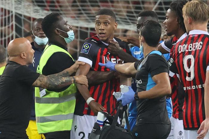 Jogo entre Nice e Olympique de Marselha é paralisado por faixas