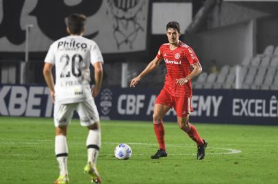 Santos x Inter - 17ª rodada/Brasileirão Jogador Rodrigo Dourado em posse de bola.Foto: Ricardo Duarte/Internacional SC/Divulgação<!-- NICAID(14869413) -->