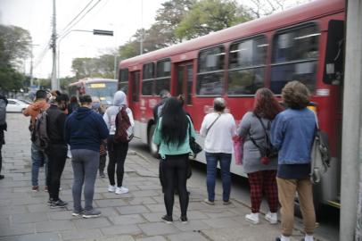 23/08/2021 - PORTO ALEGRE, RS - Funcionários da Carris fazem protesto contra desestatização da empresa e circulação de ônibus é afetada. Ato contrário à proposta do governo municipal ocorre nesta segunda-feira. FOTO: Ronaldo Bernardi / Agência RBS<!-- NICAID(14869585) -->