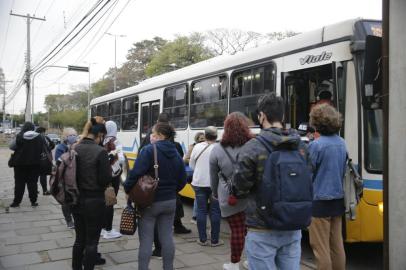 23/08/2021 - PORTO ALEGRE, RS - Funcionários da Carris fazem protesto contra desestatização da empresa e circulação de ônibus é afetada. Ato contrário à proposta do governo municipal ocorre nesta segunda-feira. FOTO: Ronaldo Bernardi / Agência RBS<!-- NICAID(14869588) -->