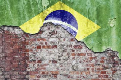 Bandeira do Brasil, sobre muro. Foto: Eyematrix   /  stock.adobe.comFonte: 89414529<!-- NICAID(14518409) -->