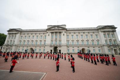 Membros da Nijmegen Company Grenadier Guards e do 1º Batalhão dos Coldstream Guards participam da Troca da Guarda, que está ocorrendo pela primeira vez desde o início da pandemia de coronavírus em Londres em 23 de agosto de 2021. (Foto por Yui Mok / POOL / AFP)<!-- NICAID(14870177) -->