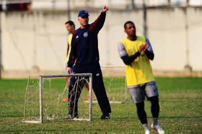 CAXIAS DO SUL, RS, BRASIL, 23/08/2021. Treino do Caxias no CT. Retorno do técnico Rafael Jaques. Ele havia sido internado no dia 12/08 no Hospital Mãe de Deus, em Porto Alegre, por conta dos sintomas da covid-19. Na foto, técnico Rafael Jaques. (Porthus Junior/Agência RBS)Indexador:                                 <!-- NICAID(14870091) -->