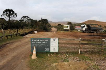 CAMBARÁ DO SUL, RS, BRASIL, 23/08/2021- A empresa Urbia, que administrará os parques de Cambará, apresenta a proposta para exploração dos espaços. NA FOTO: estrada de acecsso ao canion Fortaleza vai ser pavimentada. (Marcelo Casagrande/Agência RBS)<!-- NICAID(14870150) -->