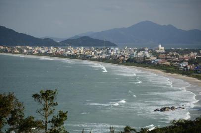 BOMBINHAS,SC,BRASIL, 28/08/2014: Moradores do bairro Mariscal pedem a não verticalização na praia