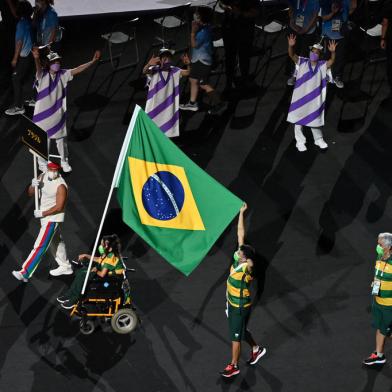 Brazils team arrive during the opening ceremony for the Tokyo 2020 Paralympic Games at the Olympic Stadium in Tokyo on August 24, 2021. (Photo by CHARLY TRIBALLEAU / AFP)Editoria: SPOLocal: TokyoIndexador: CHARLY TRIBALLEAUSecao: sports eventFonte: AFPFotógrafo: STF<!-- NICAID(14870533) -->