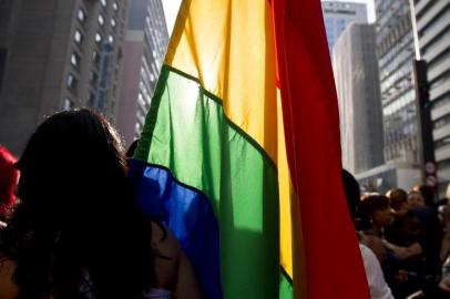 SP - PARADA GAY/ HOMOFOBIA - GERAL - 16ª Parada do Orgulho LGBT (Lésbicas,   Gays, Bissexuais, Travestis e Transexuais), na   Avenida Paulista, em São Paulo, com o tema   Homofobia Tem Cura: Educação e   Criminalização.   10/06/2012 - Foto: EDU SARAIVA/FRAME/AE