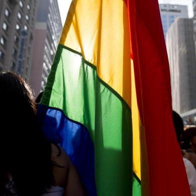 SP - PARADA GAY/ HOMOFOBIA - GERAL - 16ª Parada do Orgulho LGBT (Lésbicas,   Gays, Bissexuais, Travestis e Transexuais), na   Avenida Paulista, em São Paulo, com o tema   Homofobia Tem Cura: Educação e   Criminalização.   10/06/2012 - Foto: EDU SARAIVA/FRAME/AE