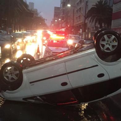 **FOTO EM BAIXA RESOLUÇÃO**25/08/2021, PORTO ALEGRE, RS - Carro capota na Avenida Independência, em Porto Alegre, em frente à Santa Casa. FOTO: Ronaldo Bernardi / Agência RBS<!-- NICAID(14871420) -->