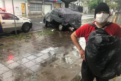 PORTO ALEGRE, RS, BRASIL,  25/08/2021- Carro que servia de moradia para homem é atingido por veículo e bate em árvore na rua Santo Antônio. Citroen Picasso ficou destruído e proprietário não se feriu. Na foto,  proprietário, Antônio Rafael Ramos de Moraes, 39 anos. Foto: Tiago Bitencour / Agencia RBS<!-- NICAID(14871477) -->