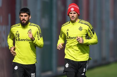 Os zagueiros Bruno Méndez e Víctor Cuesta participam de treino do Inter no CT Parque Gigante.<!-- NICAID(14872253) -->