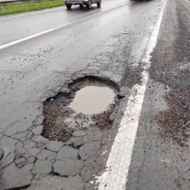 Buraco na BR-290 danifica carros e congestiona região das ilhas em Porto Alegre<!-- NICAID(14872554) -->