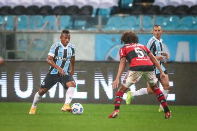 RS - FUTEBOL/COPA DO BRASIL 2020 /GREMIO X FLAMENGO - ESPORTES - Lance da partida entre Gremio e Flamengo disputada na noite desta quarta-feira, na Arena do Gremio, valida pelas quartas de final da Copa do Brasil 2021. FOTO: LUCAS UEBEL/GREMIO FBPA<!-- NICAID(14872565) -->