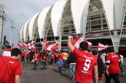 PORTO ALEGRE, RS, BRASIL, 13-09-2014: Protesto de torcedores colorados em frente ao Estádio Beira-Rio. Faixas contêm dizeres como Respeitem o torcedor e Celeiro de ases empresários (FOTO: Fernando Gomes/Agencia RBS, Esportes).