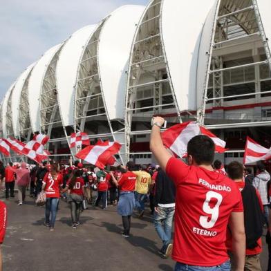 PORTO ALEGRE, RS, BRASIL, 13-09-2014: Protesto de torcedores colorados em frente ao Estádio Beira-Rio. Faixas contêm dizeres como Respeitem o torcedor e Celeiro de ases empresários (FOTO: Fernando Gomes/Agencia RBS, Esportes).