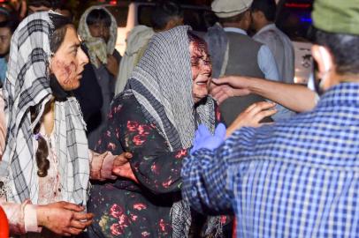 EDITORS NOTE: Graphic content / Wounded women arrive at a hospital for treatment after two blasts, which killed at least five and wounded a dozen, outside the airport in Kabul on August 26, 2021. (Photo by Wakil KOHSAR / AFP)Editoria: WARLocal: KabulIndexador: WAKIL KOHSARSecao: conflict (general)Fonte: AFPFotógrafo: STF<!-- NICAID(14872895) -->