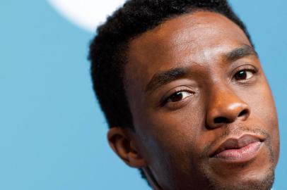 Black Panther star Chadwick Boseman dead from colon cancer(FILES) In this file photo taken on December 05, 2018 Actor Chadwick Boseman attends The Hollywood Reporters Power 100 Women In Entertainment at Milk Studios, in Los Angeles. - Chadwick Boseman, the star of the ground-breaking superhero movie Black Panther, has died from colon cancer, his publicist told AFP August 28.Boseman, who was in his 40s, had not publicly discussed his condition -- which was first diagnosed in 2016 -- and continued to work on major Hollywood films. (Photo by VALERIE MACON / AFP)Neste arquivo, foto tirada em 05 de dezembro de 2018, o ator Chadwick Boseman comparece ao The Hollywood Reporters Power 100 Women In Entertainment no Milk Studios, em Los Angeles. - Chadwick Boseman, a estrela do filme inovador de super-heróis Pantera Negra, morreu de câncer de cólon, disse seu assessor à AFP em 28 de agosto.Boseman, que estava na casa dos 40 anos, não havia discutido publicamente sua condição - que foi diagnosticada pela primeira vez em 2016 - e continuou a trabalhar nos principais filmes de HollywoodEditoria: ACELocal: WashingtonIndexador: VALERIE MACONSecao: musicFonte: AFPFotógrafo: STF<!-- NICAID(14579981) -->