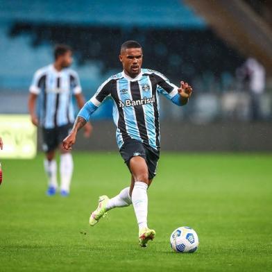 RS - FUTEBOL/COPA DO BRASIL 2020 /GREMIO X FLAMENGO - ESPORTES - Lance da partida entre Gremio e Flamengo disputada na noite desta quarta-feira, na Arena do Gremio, valida pelas quartas de final da Copa do Brasil 2021. FOTO: LUCAS UEBEL/GREMIO FBPANa foto: Douglas Costa