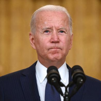 US President Joe Biden delivers remarks on the terror attack at Hamid Karzai International Airport, and the US service members and Afghan victims killed and wounded, in the East Room of the White House, Washington, DC on August 26, 2021. (Photo by Jim WATSON / AFP)Editoria: POLLocal: WashingtonIndexador: JIM WATSONSecao: politics (general)Fonte: AFPFotógrafo: STF<!-- NICAID(14873340) -->