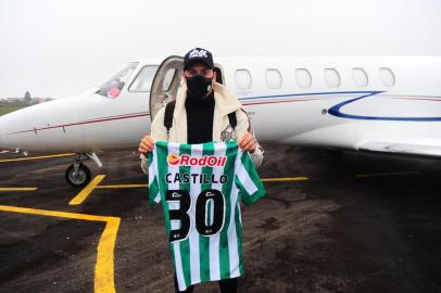 CAXIAS DO SUL, RS, BRASIL, 26/08/2021. Chegada do novo reforço do Juventude, centroavante chileno, Nico Castillo, 28 anos, no Aeroporto Regional Hugo Cantergiani. (Porthus Junior/Agência RBS)<!-- NICAID(14873047) -->