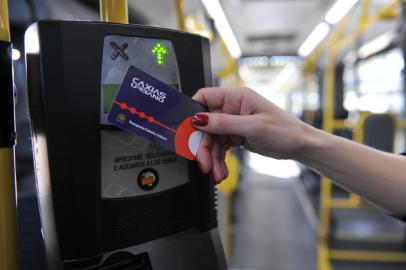 CAXIAS DO SUL, RS, BRASIL, 18/08/2016 - A partir de sábado, passageiros de ônibus de Caxias do Sul passam a contar com um único modelo de vale transporte. O Cartão Caxias Urbano do Transporte Coletivo, chamado informalmente de cartão único, vai substituir todos os demais em uso. (Jonas Ramos/Agencia RBS)<!-- NICAID(12387608) -->