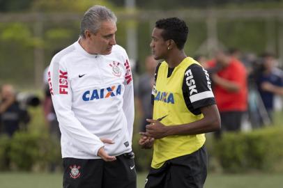 durante o treino desta tarde no CT Joaquim Grava, no Parque Ecologico do Tiete. O proximo jogo da equipe sera domingo, dia 03/11, contra o Vitoria/BA, no Estadio Barradao, em Salvador, valido pela 32a. rodada do Campeonato Brasileiro de 2013. Sao Paulo / SP  -  Brasil - 01/11/2013 Foto: Â© Daniel Augusto Jr. / Ag. CorinthiansNa foto: Tite e Edenilson<!-- NICAID(14874366) -->