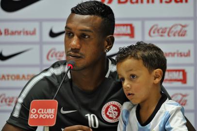 PORTO ALEGRE, RS, BRASIL, 13/02/2018- Coletiva do Inter que ocorreu após o treino desta terça feira a tarde. Na foto: Edenílson e o filho Murilo. (FOTOGRAFO: MATEUS BRUXEL / AGENCIA RBS)<!-- NICAID(13412021) -->