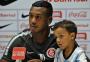 Filho de Edenilson se emociona ao saber que pai foi convocado para a Seleção Brasileira