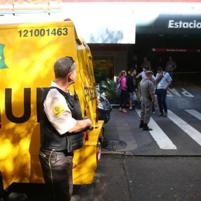 PORTO ALEGRE, RS, BRASIL - 26-09-2014 - Supermercado Zaffari. Vigilante é baleado em tentativa de assalto a carro-forte no Bom Fim, em Porto Alegre (FOTO: TADEU VILANI/AGÊNCIA RBS)