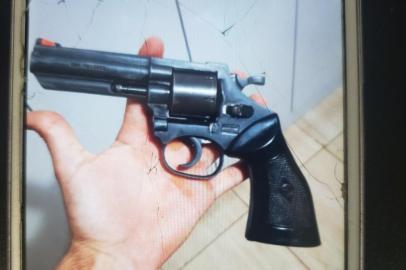 Pai e filho são presos por fornecer armas para facção criminosa na Região Metropolitana <!-- NICAID(14874920) -->