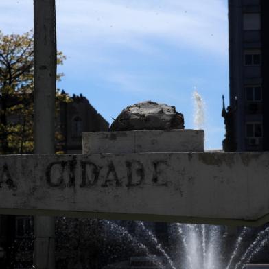 CAXIAS DO SUL, RS, BRASIL, 27/08/2021 - Situação da placas, bustos e estátuas na praça Dante Alighieri. Conhecido como coração da cidade, espaço está abandonado, com depredações e relatos de vandalismo. (Marcelo Casagrande/Agência RBS)<!-- NICAID(14874222) -->